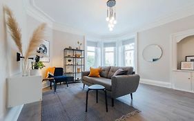 Stylish Stirling Apartment - Free Parking