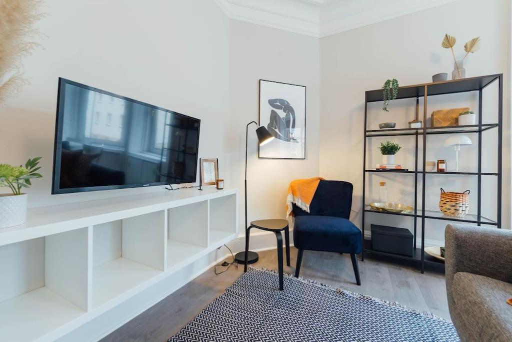 Stylish Stirling Apartment - Free Parking Exterior photo