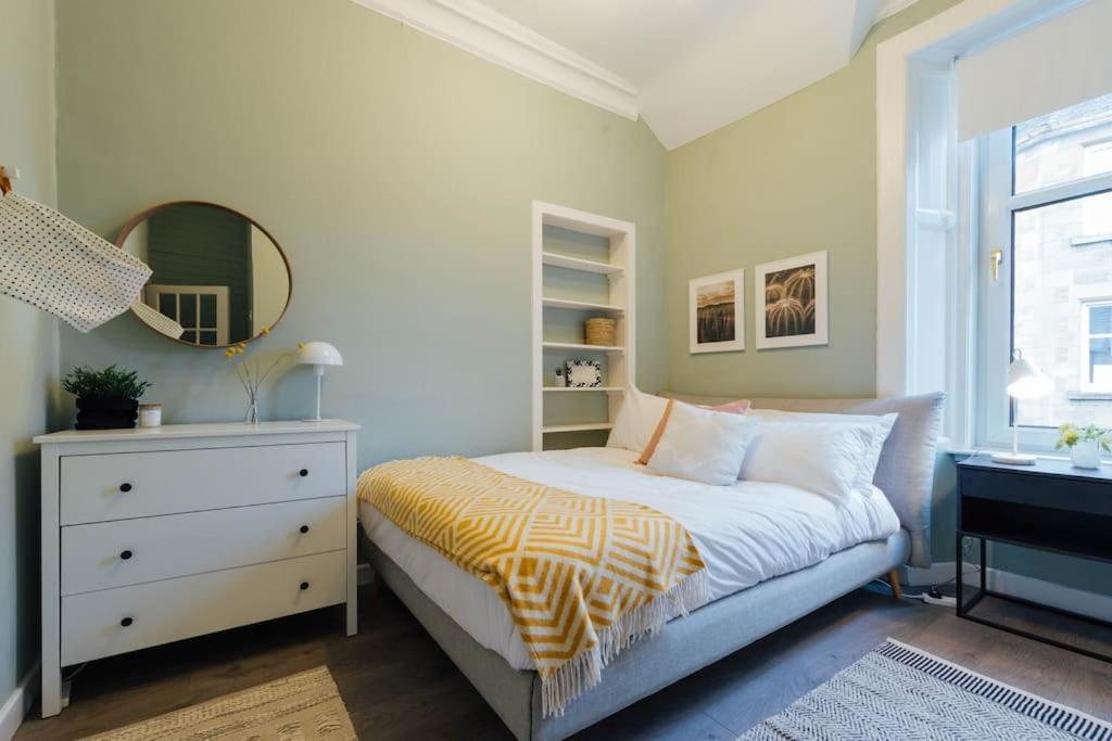 Stylish Stirling Apartment - Free Parking Exterior photo