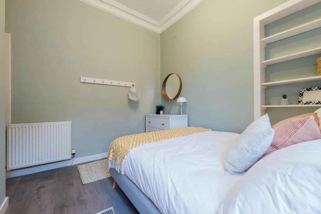 Stylish Stirling Apartment - Free Parking Exterior photo